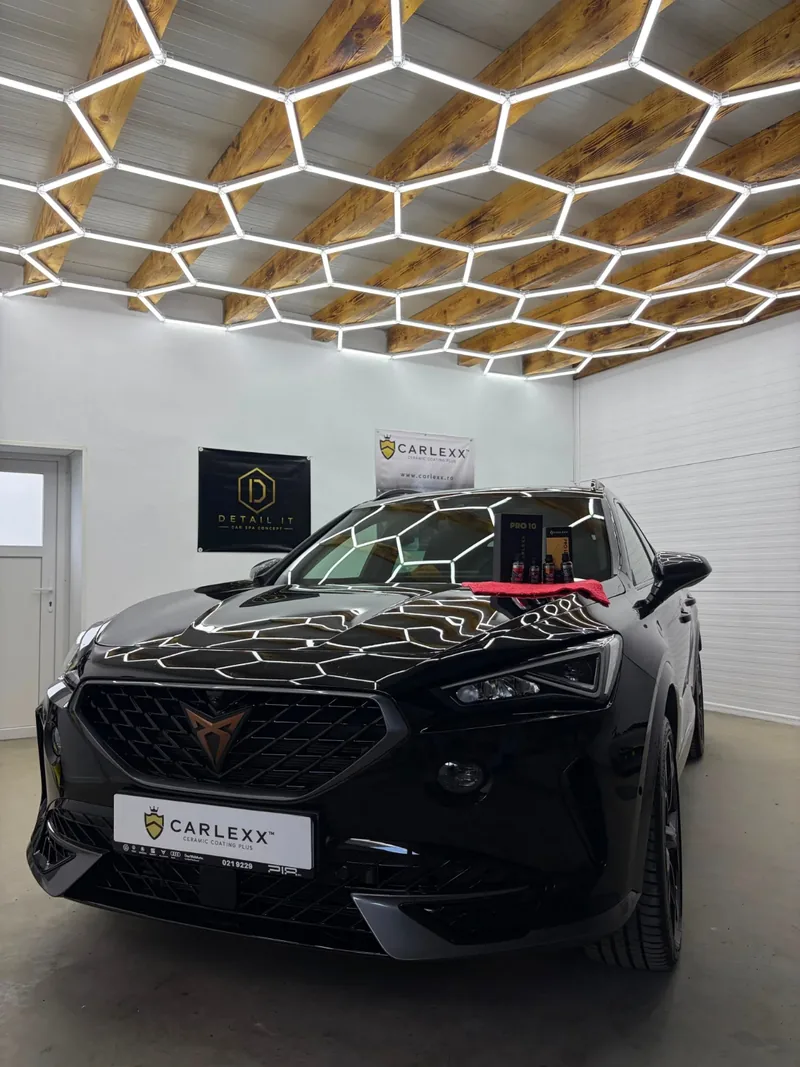 Cupra negru în atelierul Detail IT