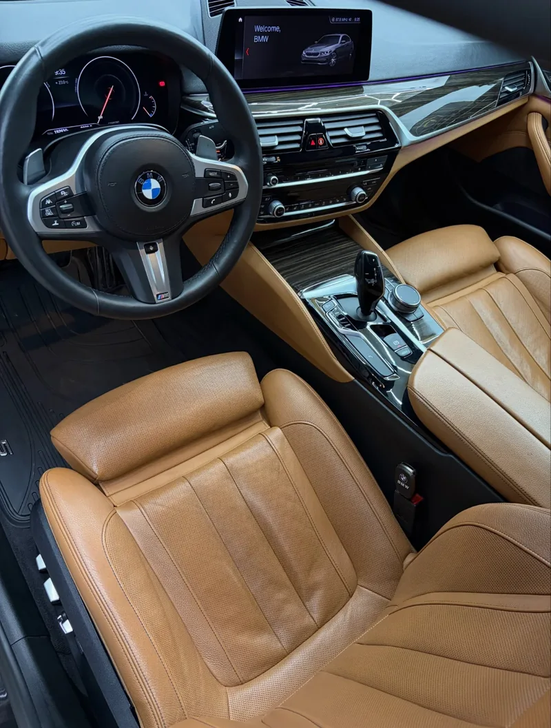 Interior BMW G30 cu piele coniac curățată și protejată