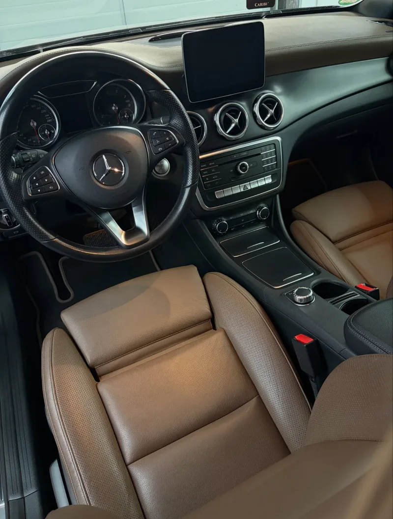 Interior Mercedes GLA cu piele coniac după detailing